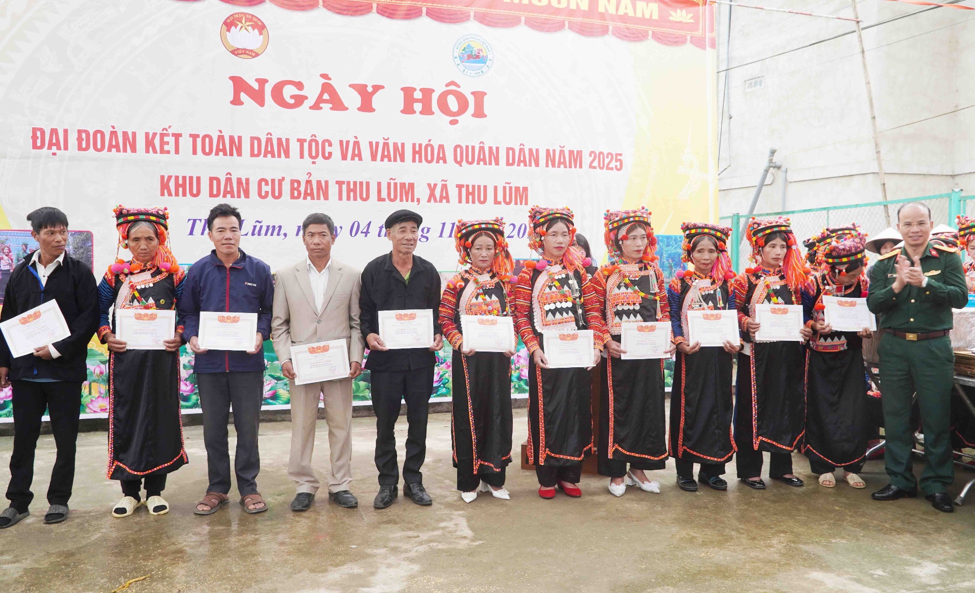 Tặng Giấy khen cho các hộ gia đình đã có thành tích tiêu biểu trong phong trào “Toàn dân đoàn kết xây dựng đời sống văn hóa” tại bản Thu Lũm.