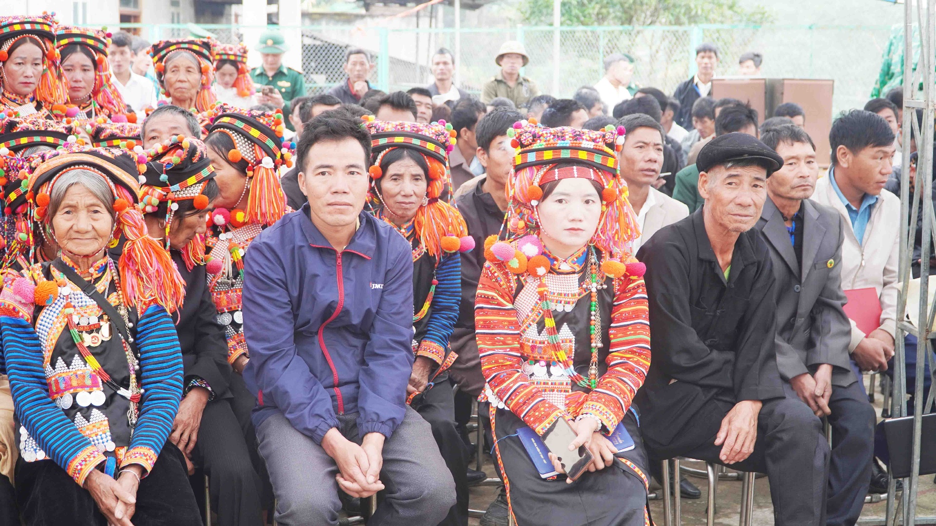 Đông đảo người dân bản Thu Lũm, xã Thu Lũm dự ngày hội.