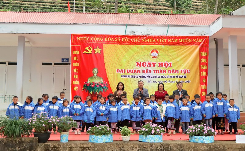 Phó Chủ tịch UBND tỉnh Giàng A Tính dự Ngày hội “Đại đoàn kết toàn dân tộc” tại xã Bản Bo