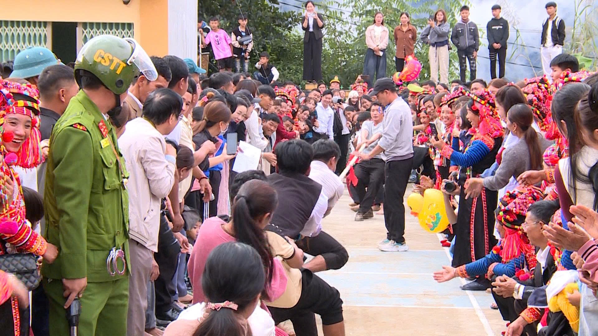 Đông đảo bà con tham gia trò chơi kéo co trong ngày hội