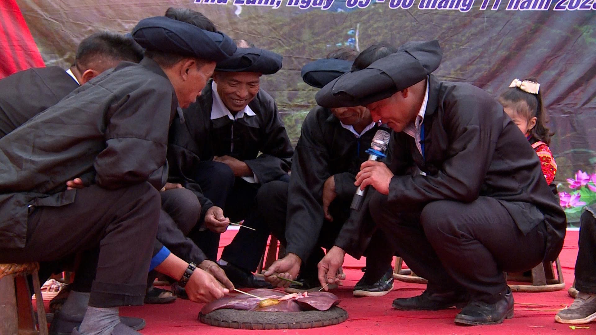 Trình diễn nghi thức mổ lợn Tết - xem gan đầu năm mới