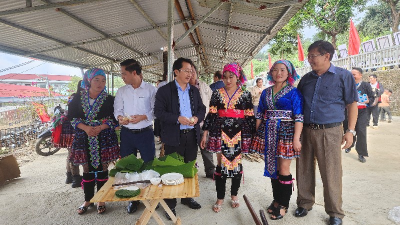 Phó Bí thư Thường trực Tỉnh ủy Sùng A Hồ dự Ngày hội đại đoàn kết toàn dân tộc và văn hóa quân dân năm 2025