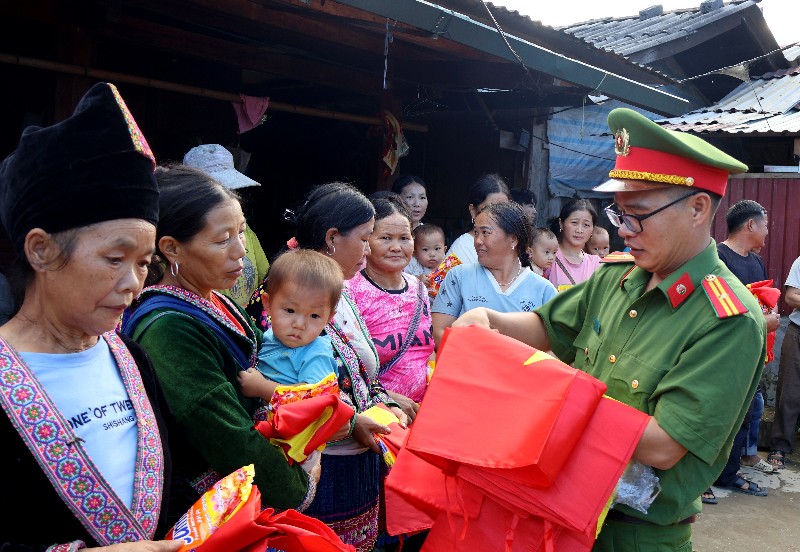 Tặng quà cho người dân và học sinh bản Nậm Sảo