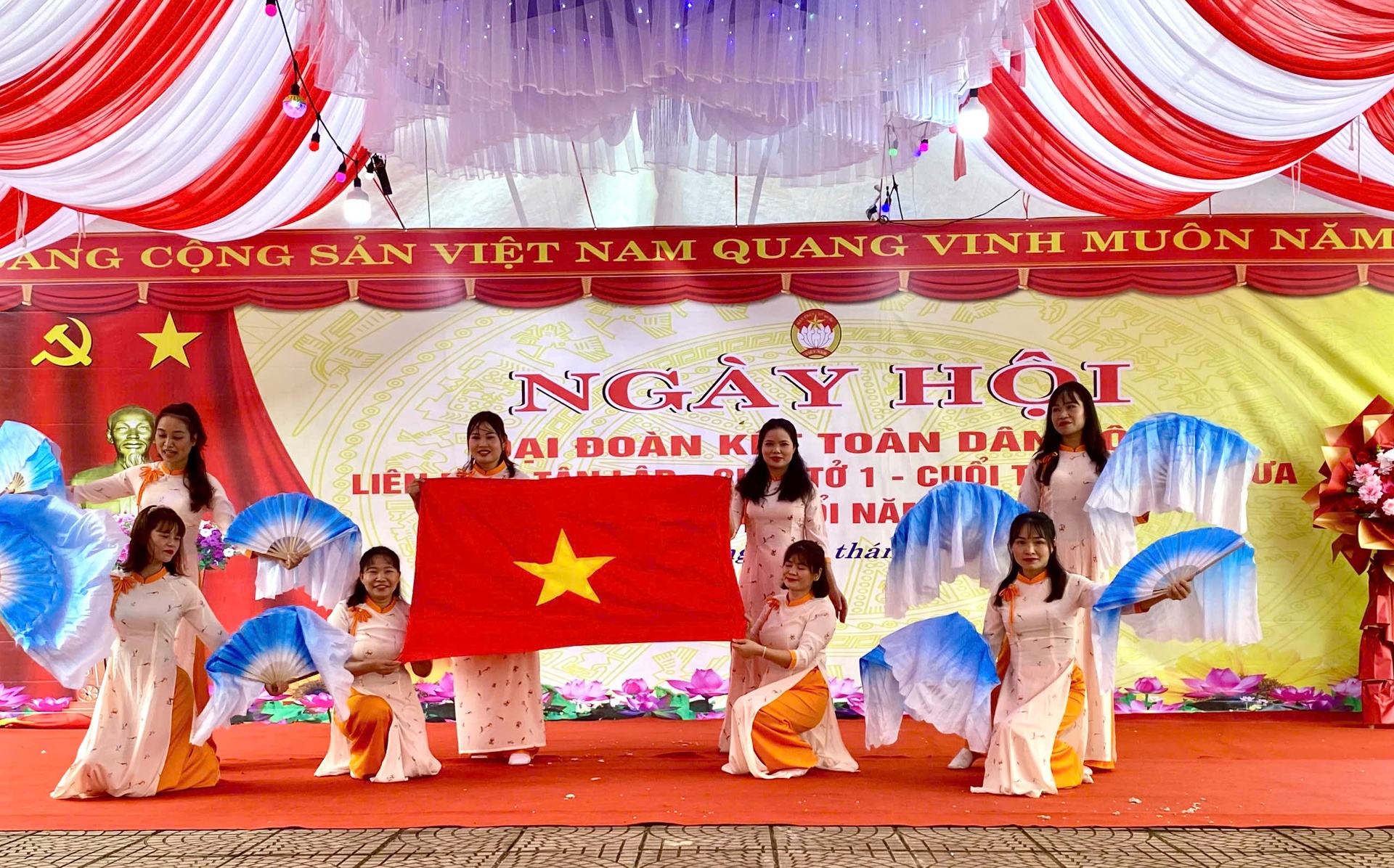 văn nghệ chào mừng ngày hội