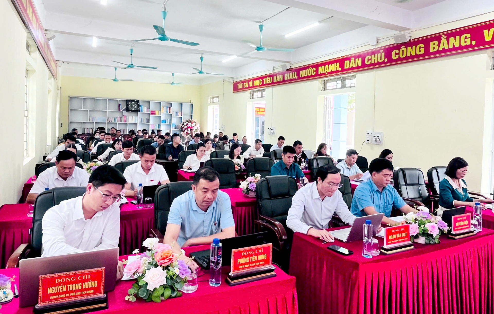 Các đại biểu dự kỳ họp. 
