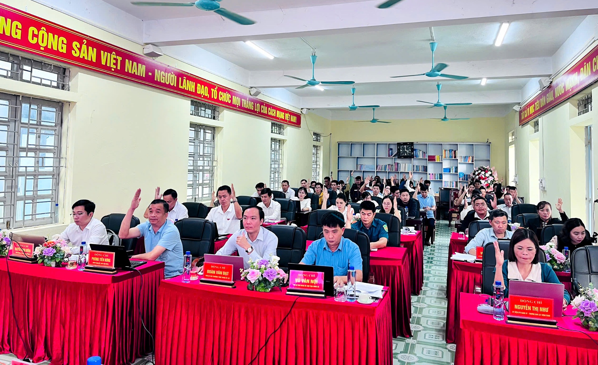 Đại biểu biểu quyết thông qua nghị quyết tại kỳ họp. 