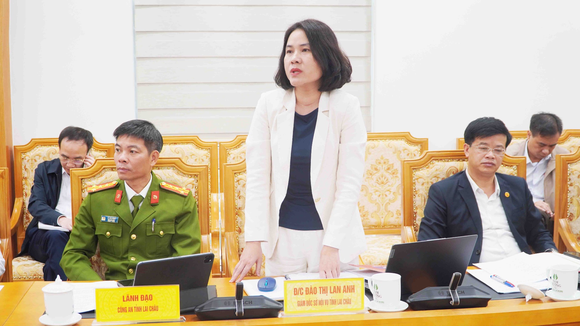 Lãnh đạo Sở Nội vụ phát biểu ý kiến tại phiên họp.