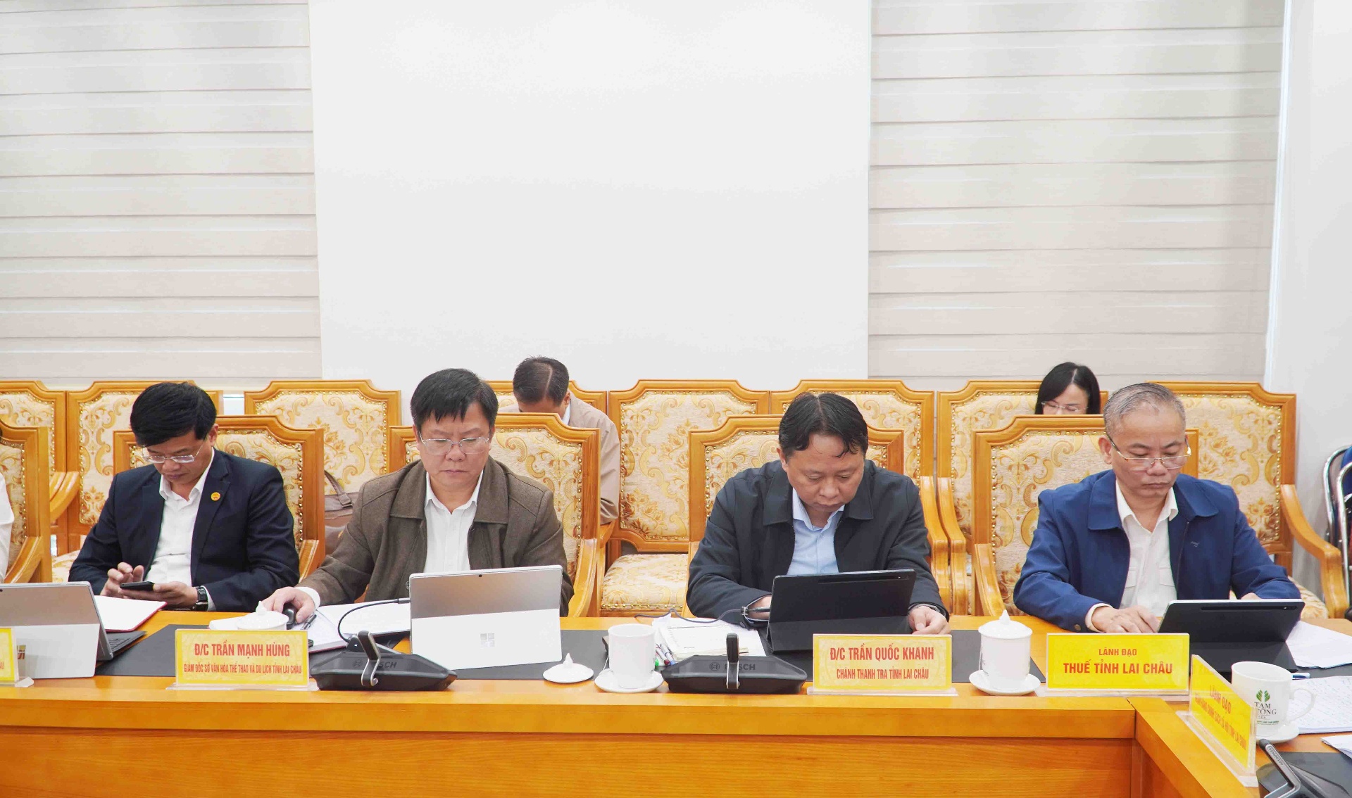 Các đại biểu dự phiên họp.