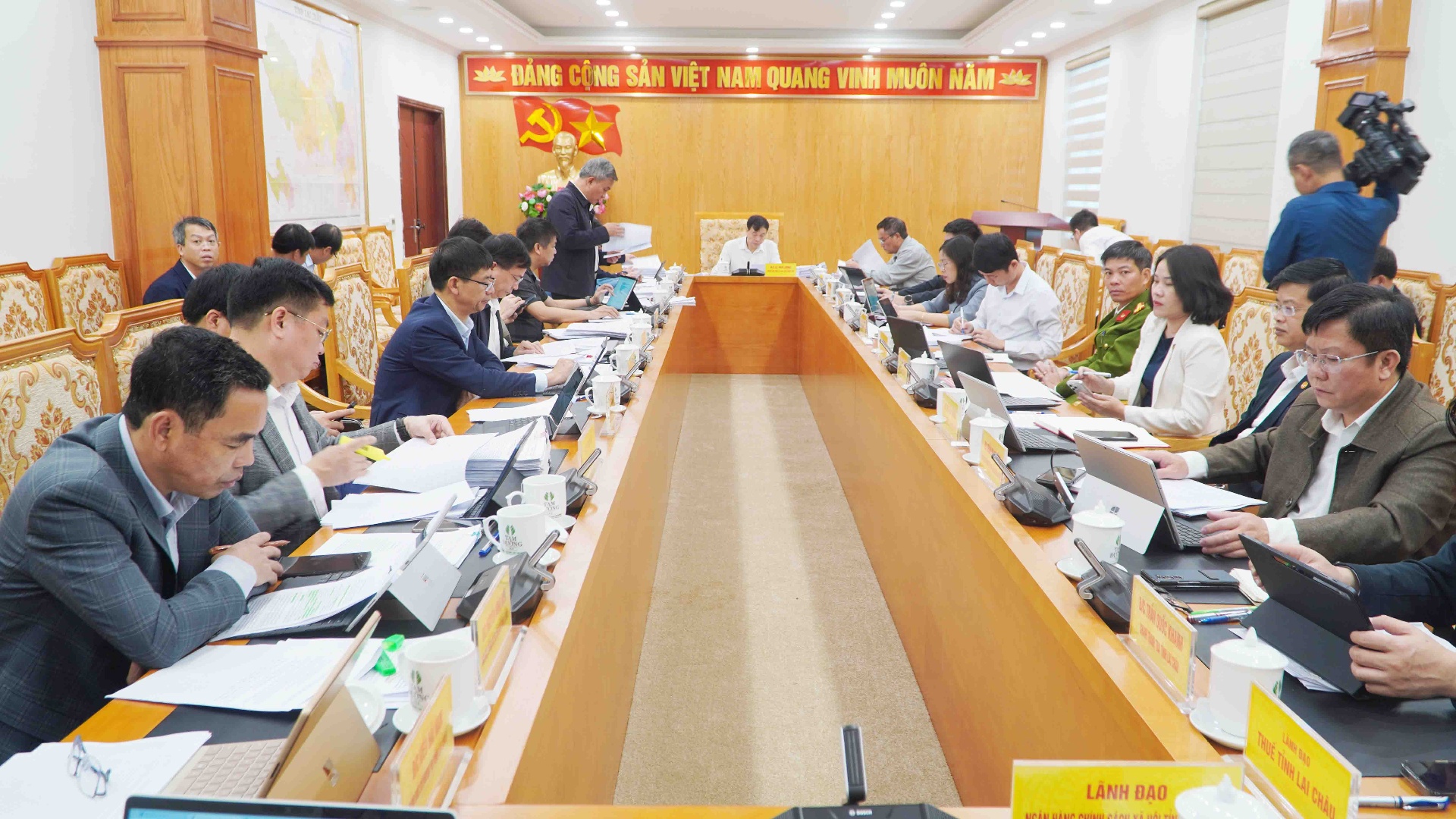 Quang cảnh phiên họp.