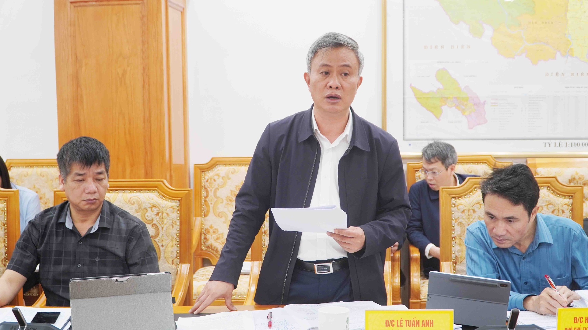 Lãnh đạo Sở Tài chính trình bày các nội dung liên quan đến lĩnh vực tài chính, ngân sách.