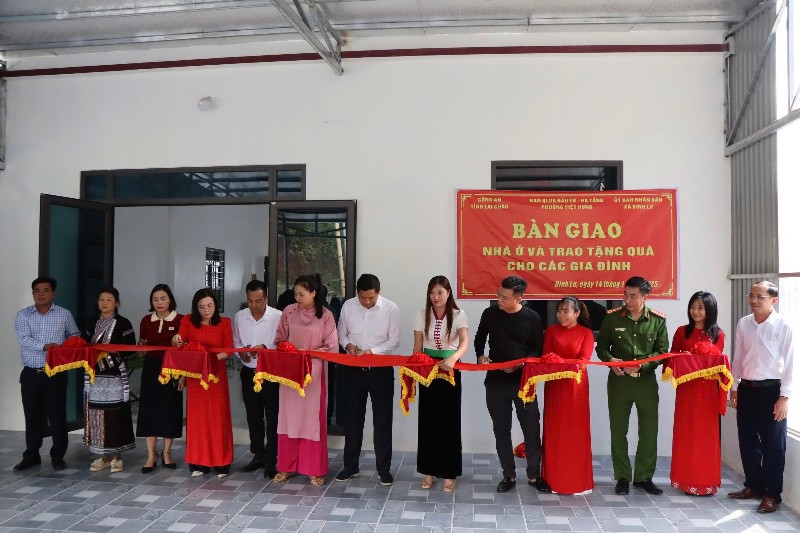 Bàn giao nhà ở, trao tặng quà cho các gia đình tại xã Bình Lư