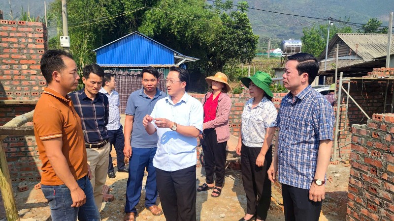 Tích cực tham gia xây dựng Đảng, chính quyền