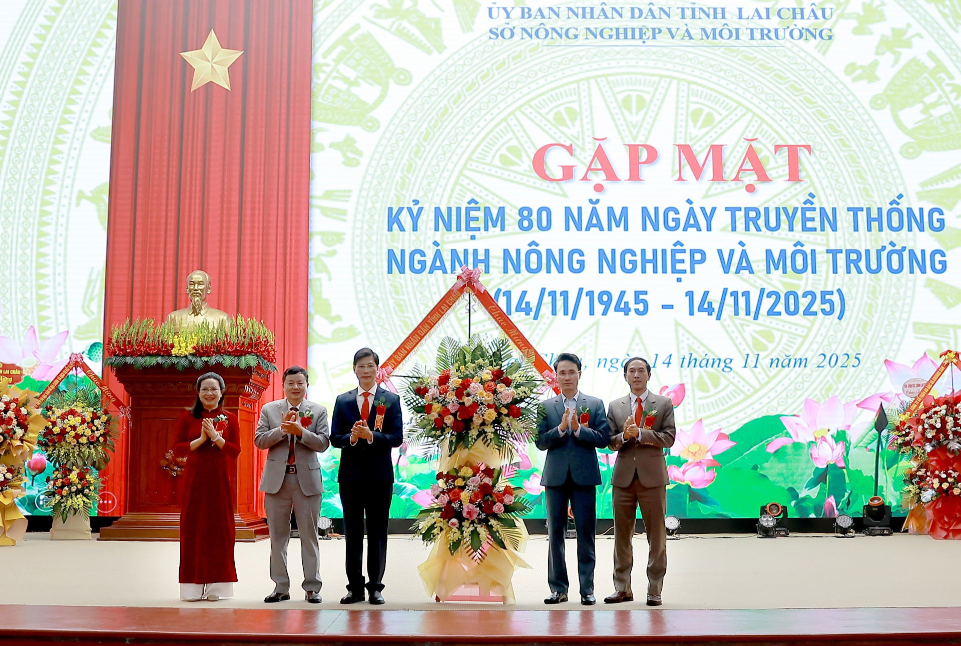 Đồng chí Hà Văn Um - Nguyên Giám đốc Sở Nông nghiệp và Môi trường phát biểu tại buổi gặp mặt.  Đồng chí Hà Trọng Hải - Phó Chủ tịch UBND tỉnh tặng hoa chúc mừng tại buổi gặp mặt. 