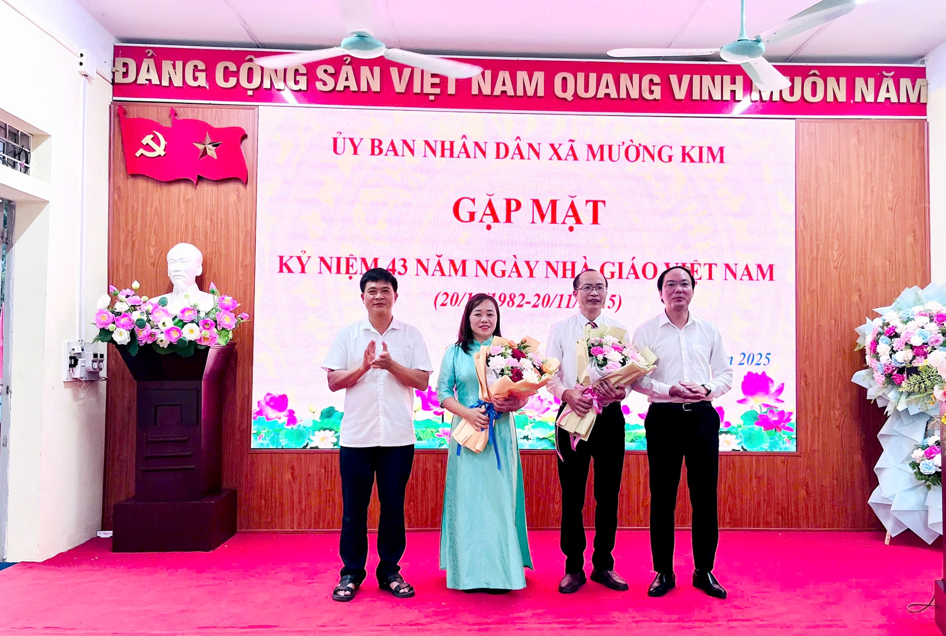Lãnh đạo xã Mường Kim tặng hoa chúc mừng nhằm tri ân những đóng góp của đội ngũ cán bộ, giáo viên trên địa bàn nhân ngày Nhà giáo Việt Nam 20/11. Lãnh đạo xã Mường Kim tặng hoa chúc mừng nhằm tri ân những đóng góp của đội ngũ cán bộ, giáo viên trên địa bàn nhân ngày Nhà giáo Việt Nam 20/11.
