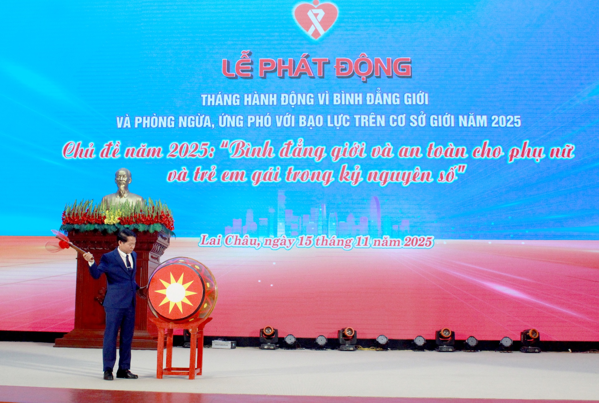 Đồng chí Trần Đức Hiển - Phó Giám đốc Sở Nội vụ đánh trồng phát động chuỗi hoạt động nhân Thàng hành động vì bình đẳng giới. Đồng chí Trần Đức Hiển - Phó Giám đốc Sở Nội vụ đánh trồng phát động chuỗi hoạt động nhân Thàng hành động vì bình đẳng giới.