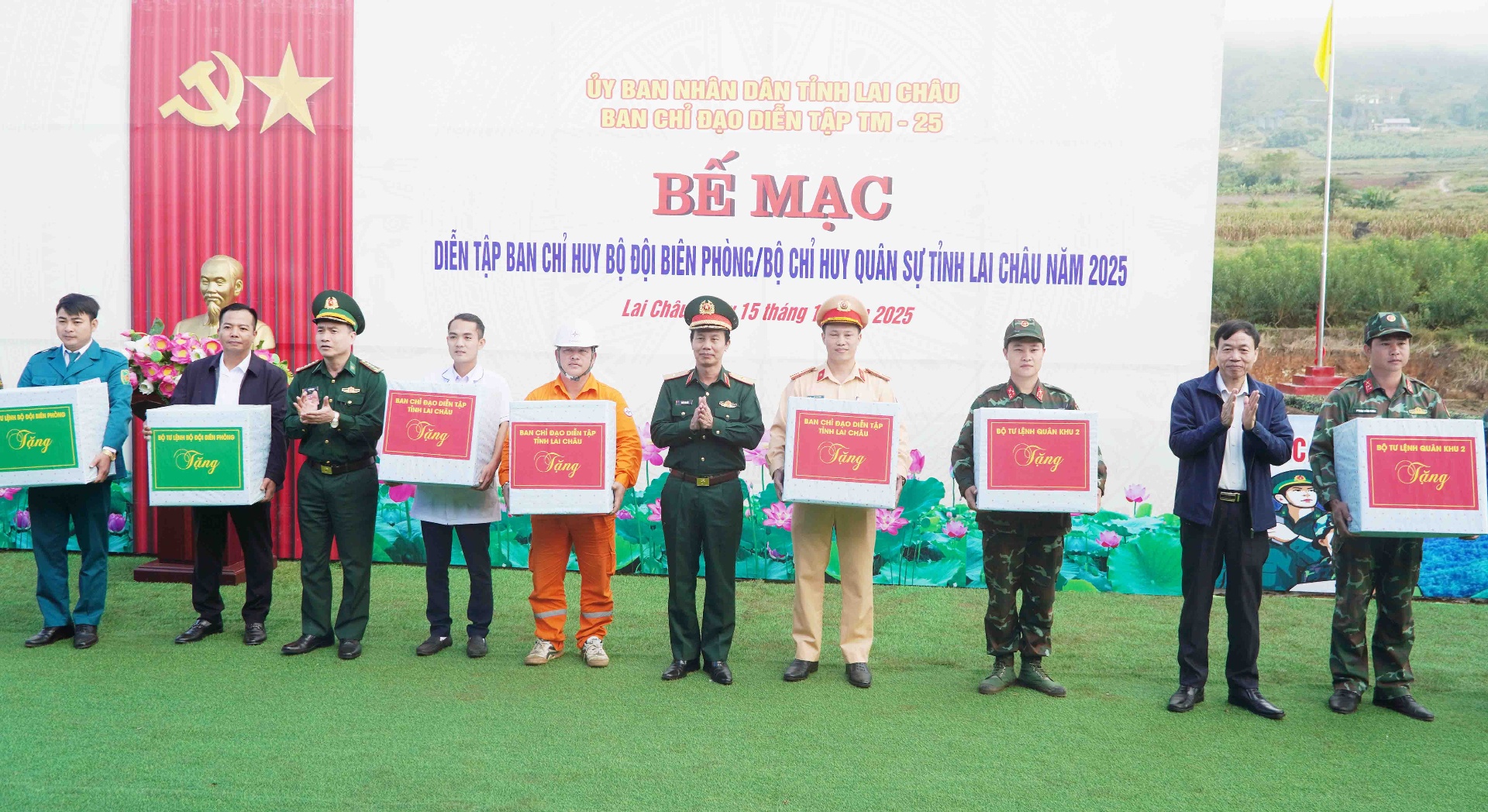 Đồng chí Lê Văn Lương và lãnh đạo Quân khu 2, Bộ Tư lệnh Bộ đội Biên phòng tặng quà cho các tập thể có nhiều đóng góp trong diễn tập.