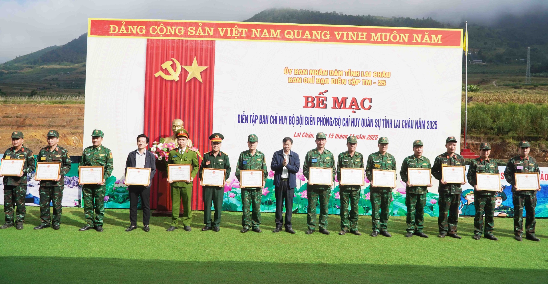 Đồng chí Lê Văn Lương- Phó Bí thư tỉnh ủy, Chủ tịch UBND tỉnh tặng Bằng khen cho các cá nhân có thành tích xuất sắc tring diễn tập.