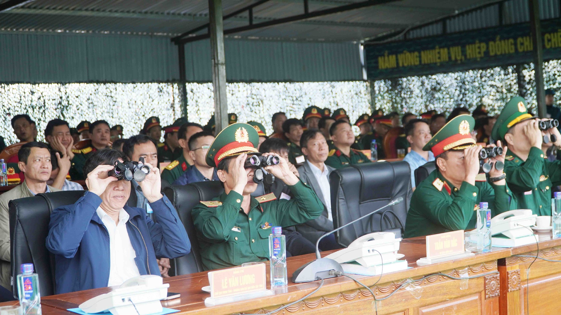 Đồng chí Lê Văn Lương- Phó Bí thư tỉnh ủy, Chủ tịch UBND tỉnh và các đại biểu theo dõi diễn tập tại buổi bế mạc.