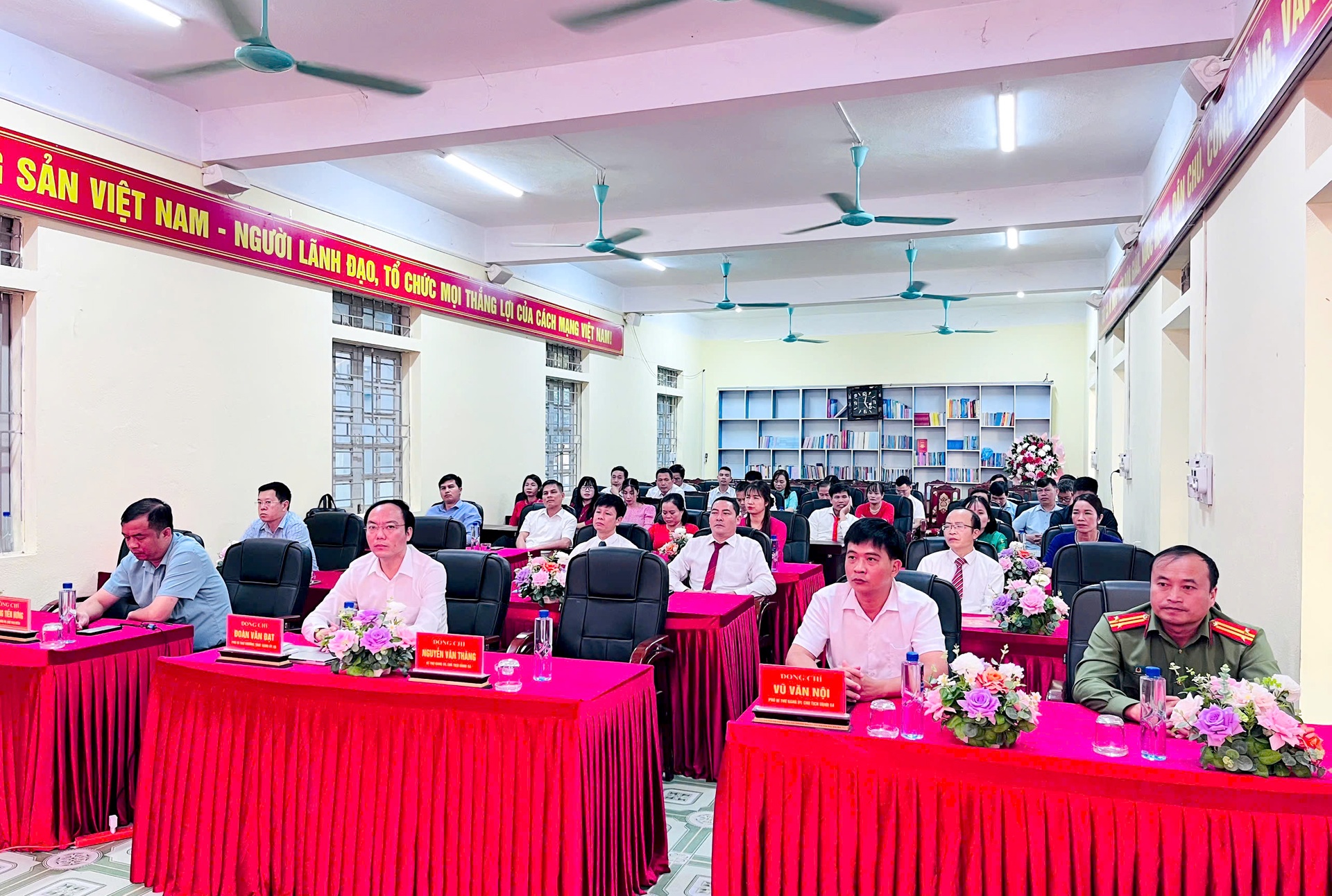 Các đại biểu dự buổi gặp mặt. Các đại biểu dự buổi gặp mặt.