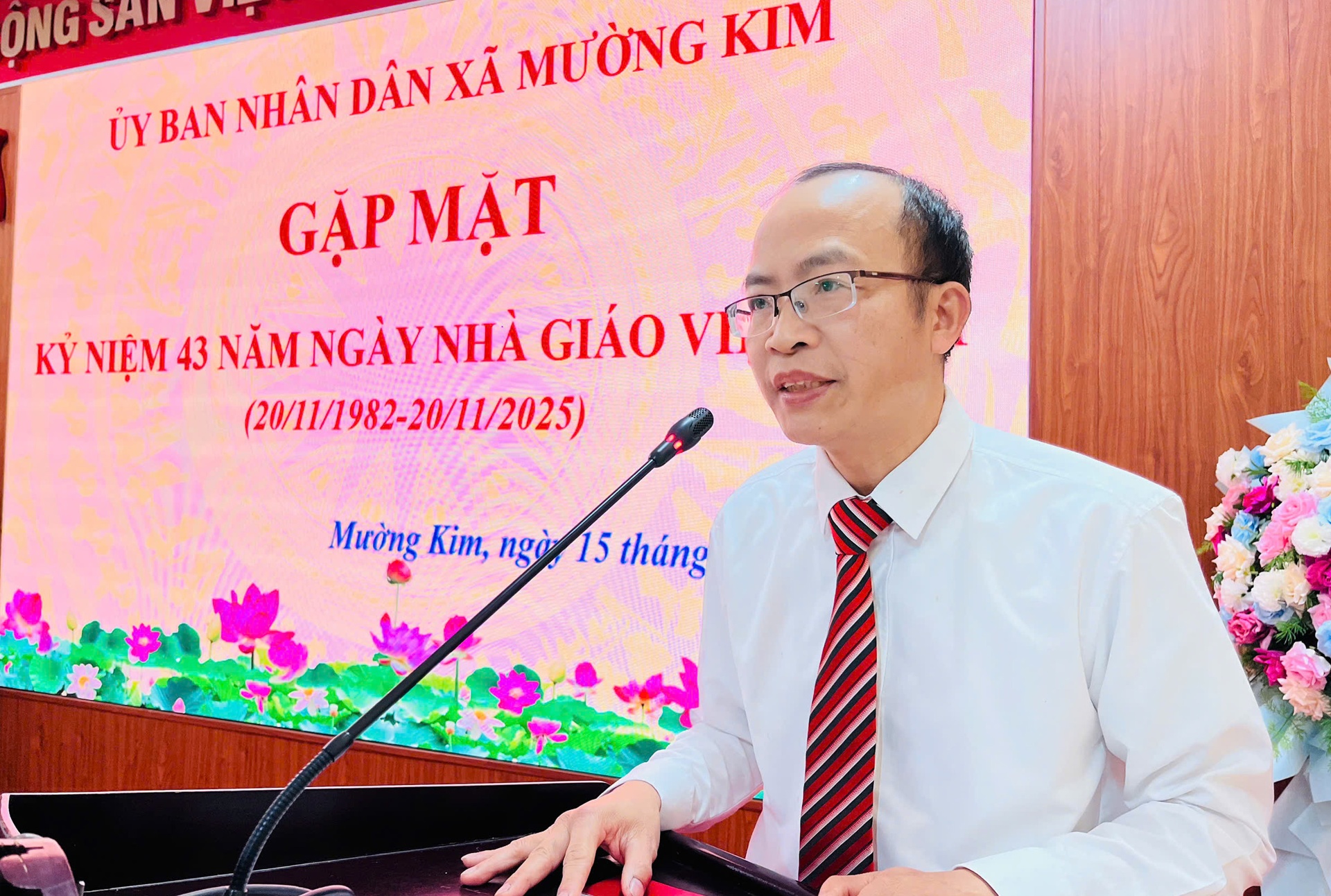 Thầy giáo Nguyễn Văn Lên - Hiệu trưởng Trường Tiểu học xã Mường Kim chia sẻ tâm tư, tình cảm của nghề giáo tại buổi gặp mặt. Thầy giáo Nguyễn Văn Lên - Hiệu trưởng Trường Tiểu học xã Mường Kim chia sẻ tâm tư, tình cảm của nghề giáo tại buổi gặp mặt.