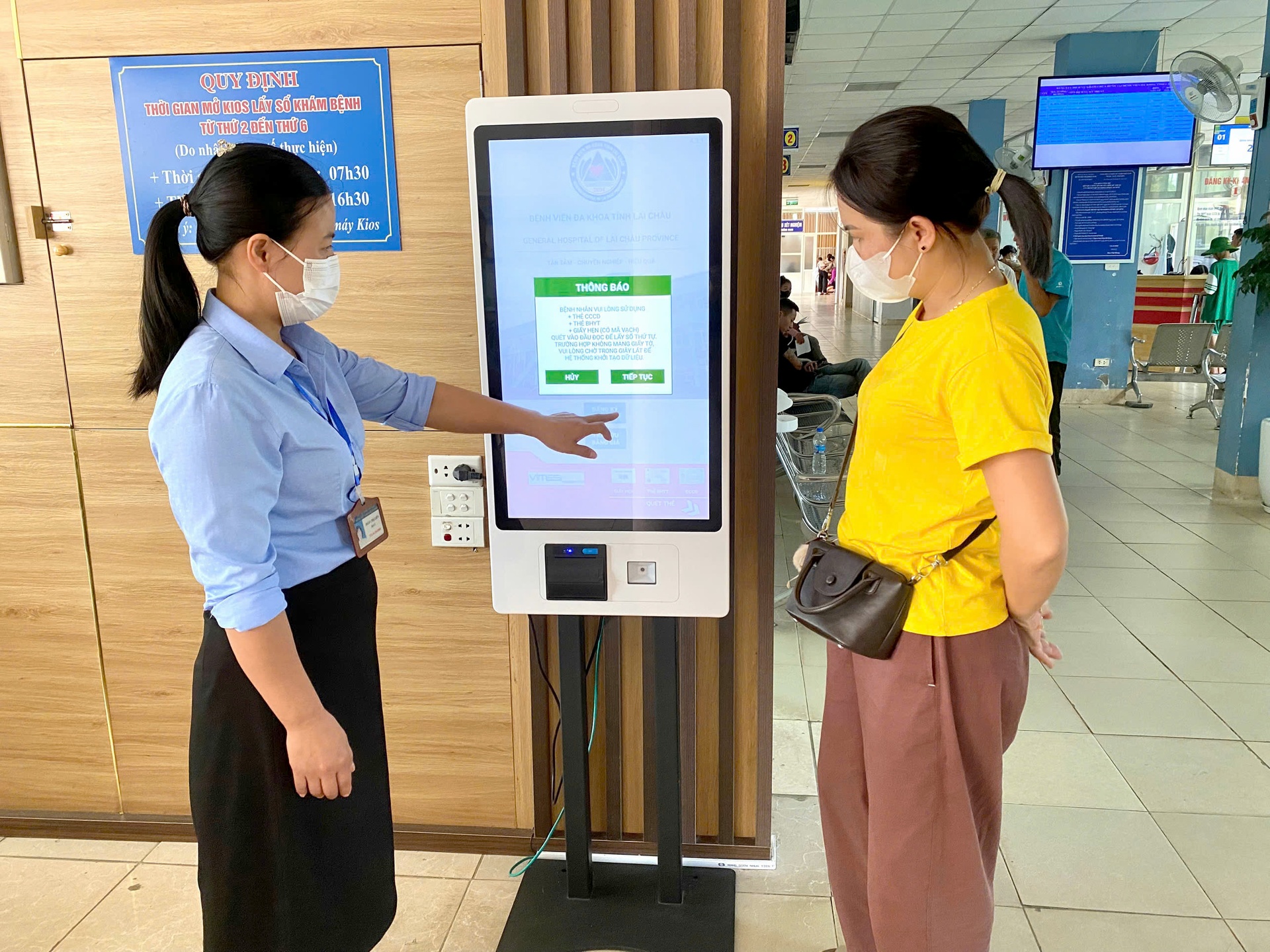 Hạ tầng công nghệ số được triển khai, giúp người bệnh lấy số khám tự động qua máy KIOSK tại Bệnh viện Đa khoa tỉnh. Hạ tầng công nghệ số được triển khai, giúp người bệnh lấy số khám tự động qua máy KIOSK tại Bệnh viện Đa khoa tỉnh.