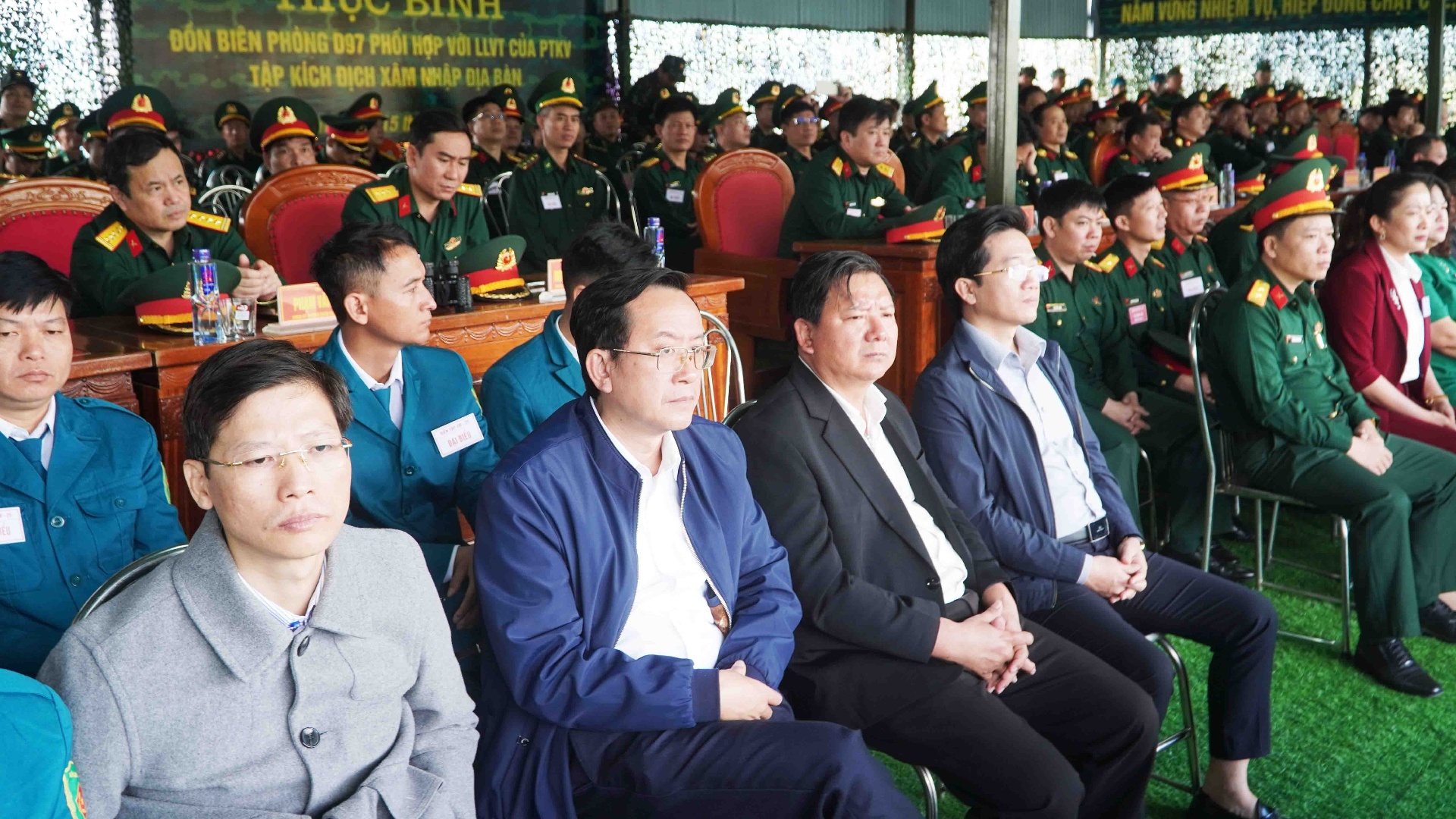 Lãnh đạo các xã biên giới dự buổi bế mạc diễn tập.