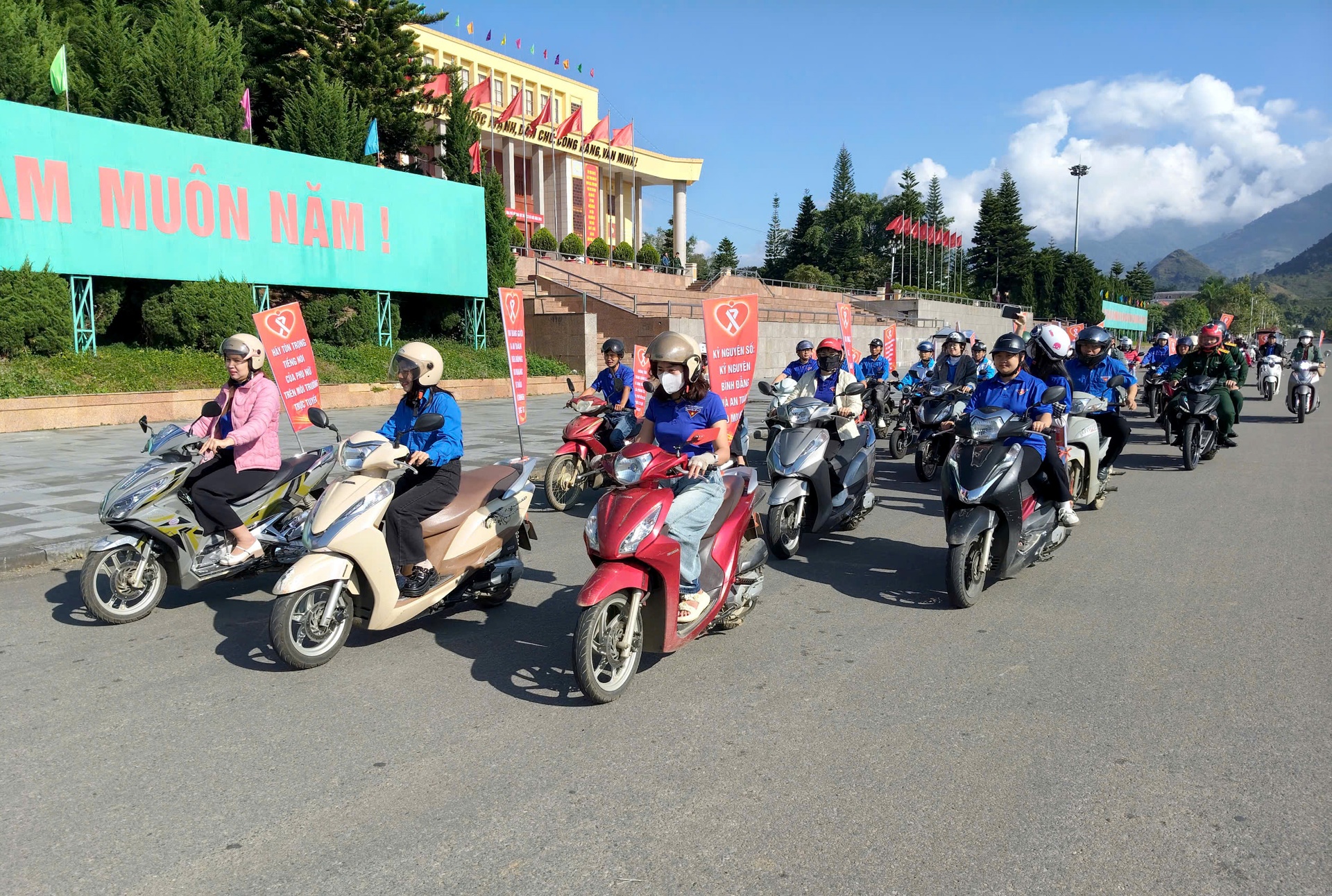 Các lực lượng vũ trang, đoàn viên, thanh niên ra quân diễu hành trên các tuyến đường nhằm lan tỏa thông điệp bình đẳng giới. Các lực lượng vũ trang, đoàn viên, thanh niên ra quân diễu hành trên các tuyến đường nhằm lan tỏa thông điệp bình đẳng giới.