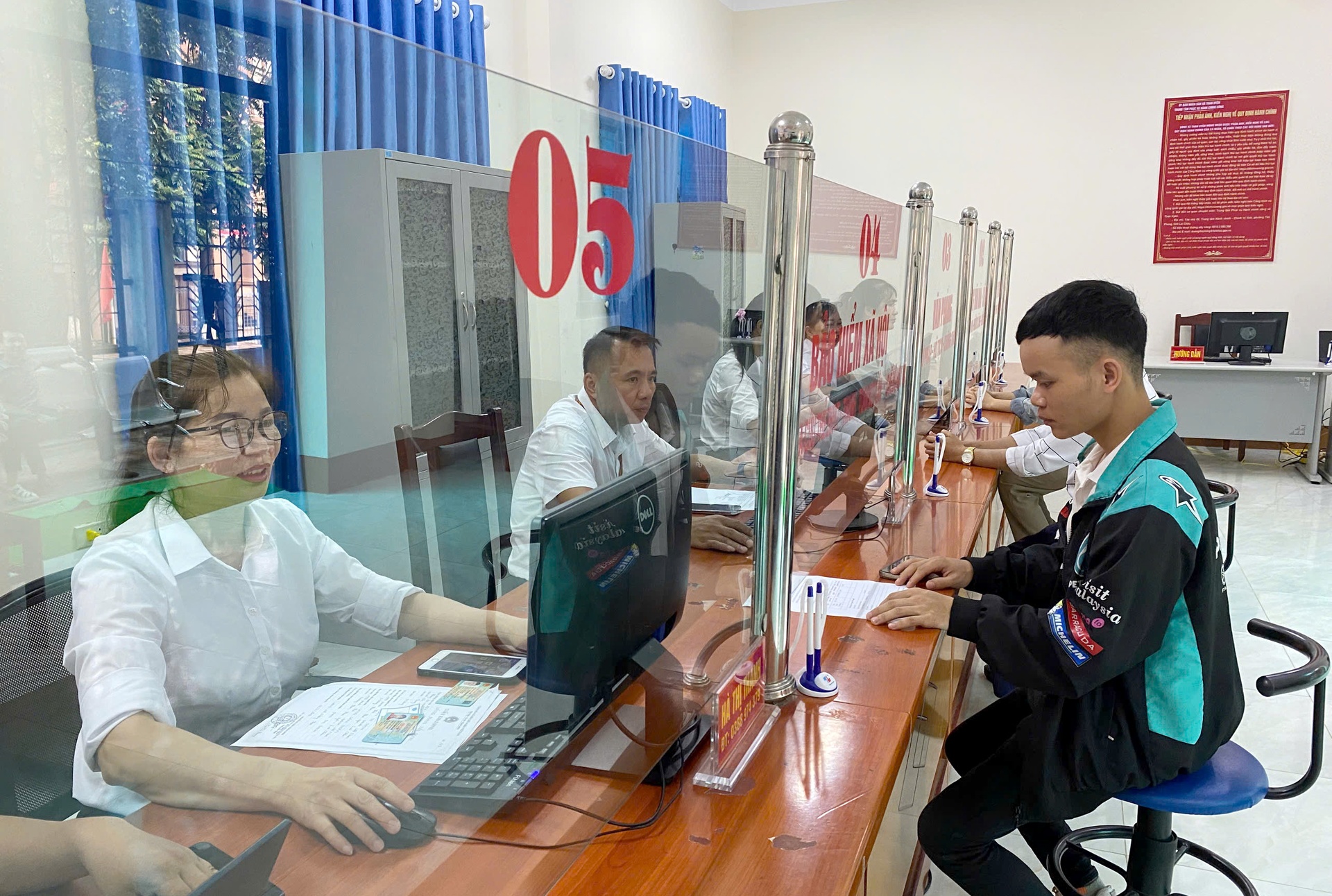 Trung tâm Phục vụ hành chính công các xã, phường được đầu tư đồng bộ, tạo thuận lợi cho người dân đến giao dịch. Trung tâm Phục vụ hành chính công các xã, phường được đầu tư đồng bộ, tạo thuận lợi cho người dân đến giao dịch.