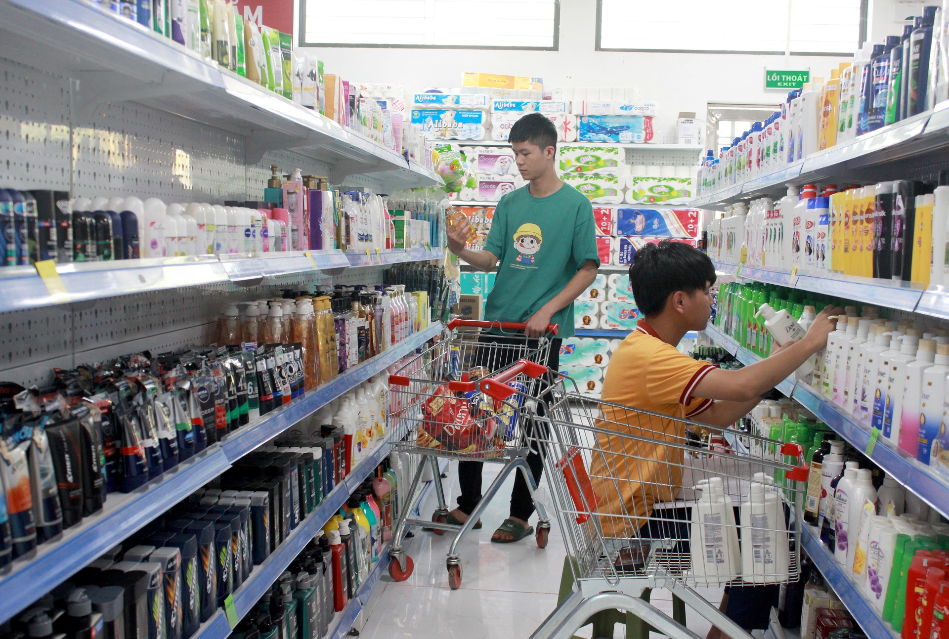 Người dân mua sắm tại siêu thị hiện đại trên địa bàn tỉnh, thuận tiện và đa dạng mặt hàng. Người dân mua sắm tại siêu thị hiện đại trên địa bàn tỉnh, thuận tiện và đa dạng mặt hàng.