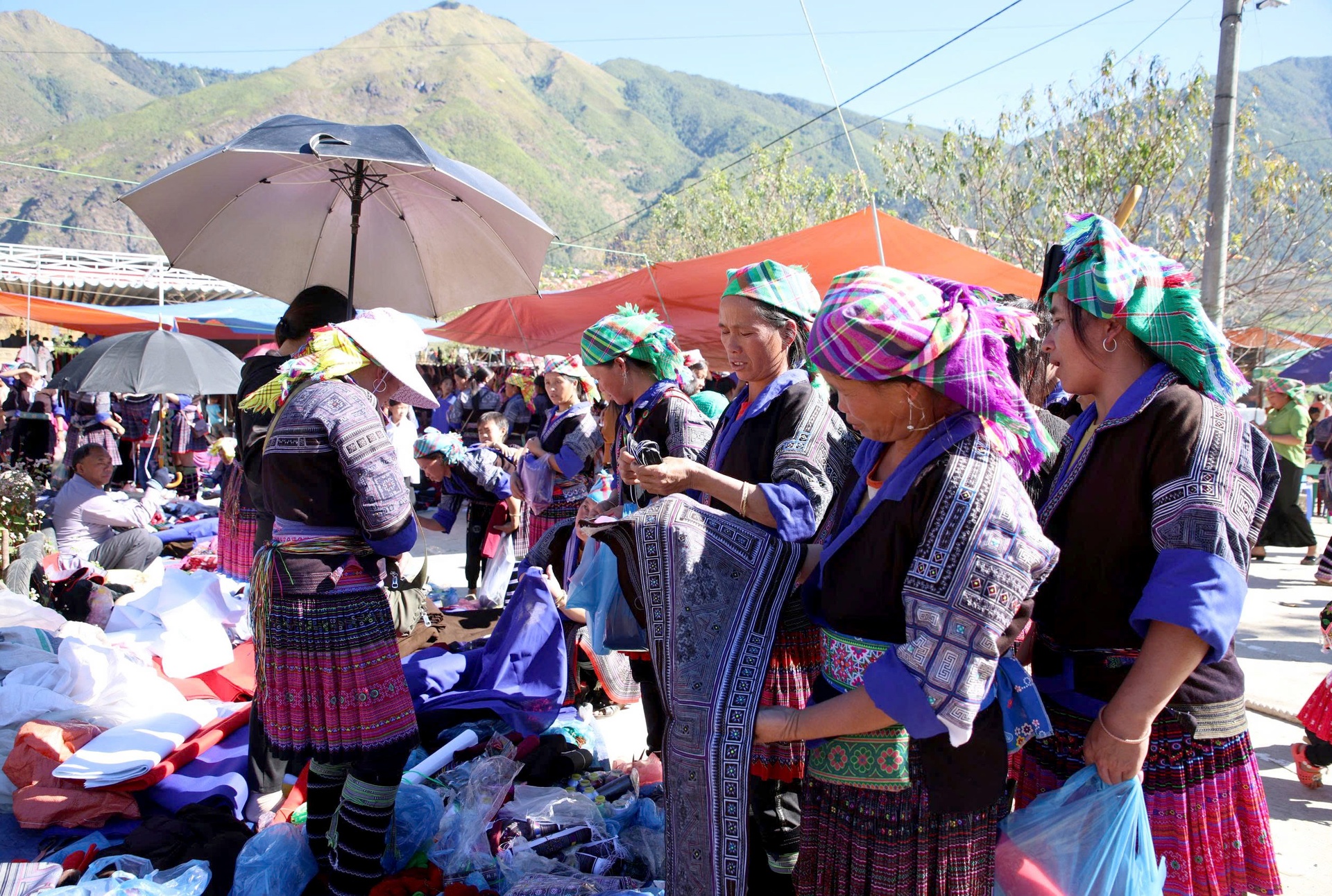Hoạt động mua bán sôi động tại chợ dân sinh trên địa bàn tỉnh, đáp ứng nhu cầu tiêu dùng của người dân. Trong ảnh: Người dân mua sắm tại chợ phiên Tà Mung (xã Mường Kim). Hoạt động mua bán sôi động tại chợ dân sinh trên địa bàn tỉnh, đáp ứng nhu cầu tiêu dùng của người dân. Trong ảnh: Người dân mua sắm tại chợ phiên Tà Mung (xã Mường Kim).