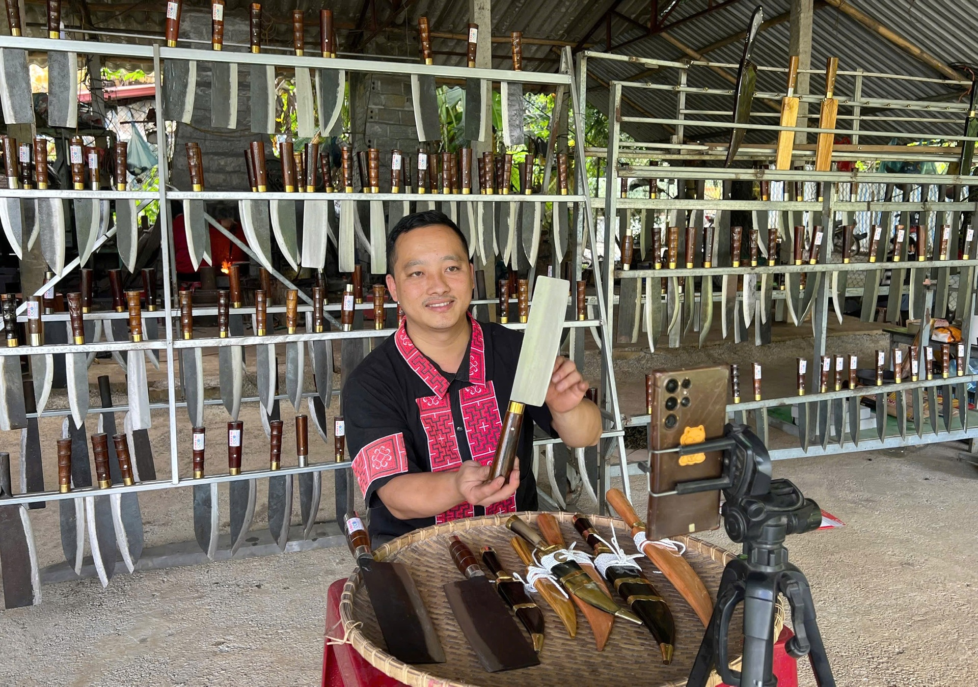 Nhiều chủ cửa hàng livestream giới thiệu sản phẩm, kết nối khách hàng khắp tỉnh và mở rộng thị trường trực tuyến. Nhiều chủ cửa hàng livestream giới thiệu sản phẩm, kết nối khách hàng khắp tỉnh và mở rộng thị trường trực tuyến.