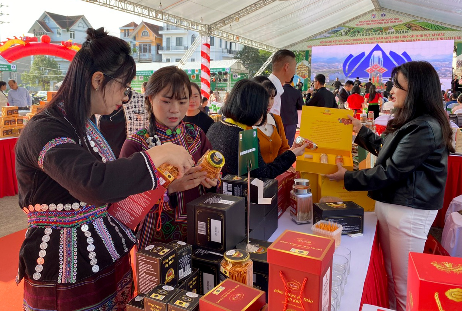 Người dân tham quan, mua sắm sản phẩm OCOP tại Ngày hội sản phẩm vùng đồng bào dân tộc thiểu số và miền núi phía Bắc, quảng bá sản phẩm địa phương. Người dân tham quan, mua sắm sản phẩm OCOP tại Ngày hội sản phẩm vùng đồng bào dân tộc thiểu số và miền núi phía Bắc, quảng bá sản phẩm địa phương.