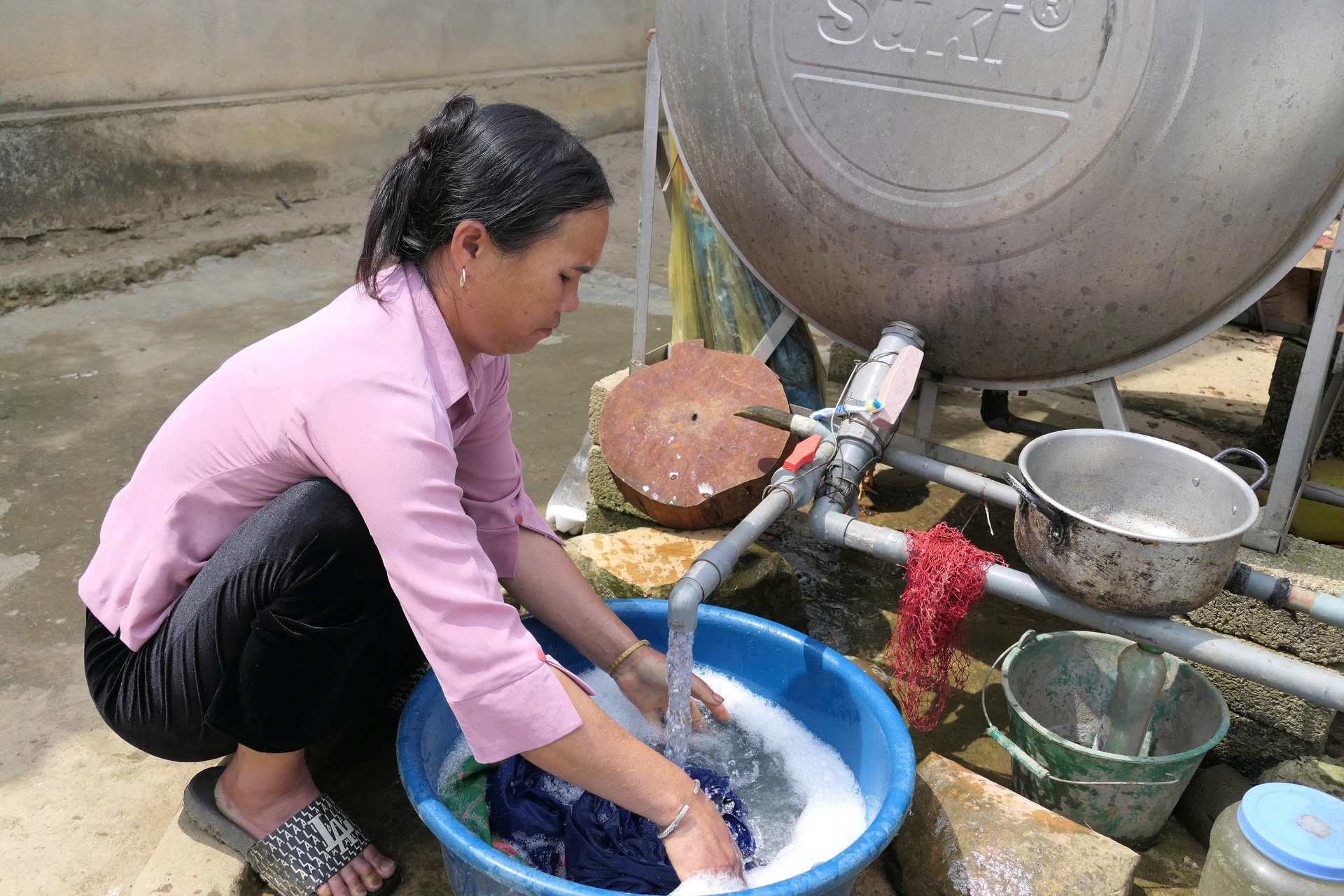 Nhiều hộ dân ở các thôn vùng sâu, vùng cao của xã Tân Uyên được sử dụng nước sạch từ các công trình đầu tư của nhà nước, góp phần cải thiện chất lượng cuộc sống trong xây dựng NTM.