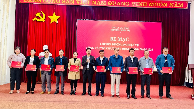 Bế mạc lớp bồi dưỡng nghiệp vụ công tác tổ chức xây dựng đảng năm 2025