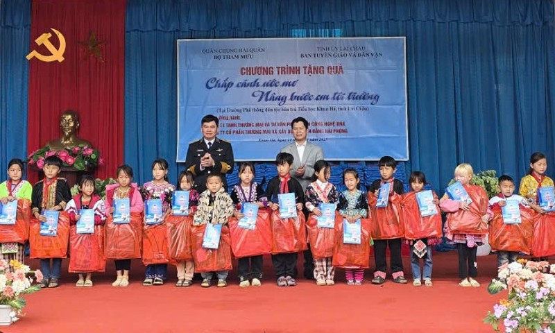 Trao quà cho học sinh Trường Phổ thông DTBT Tiểu học Khun Há