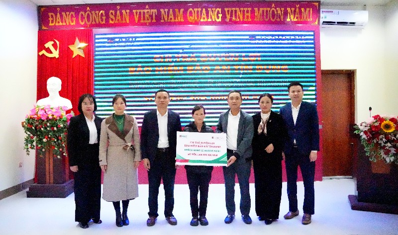 Chi trả quyền lợi bảo hiểm cho thân nhân khách hàng vay vốn tại Agribank Chi nhánh Tân Uyên Lai Châu