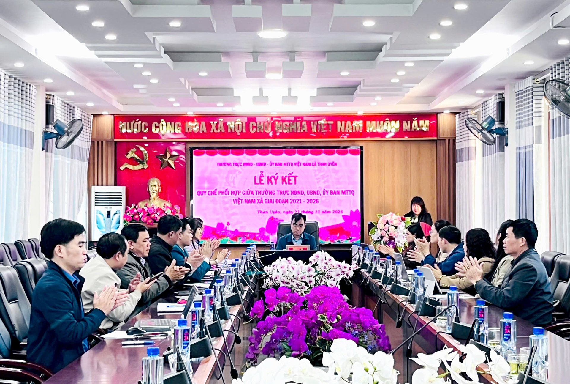 Quang cảnh lễ ký kết.