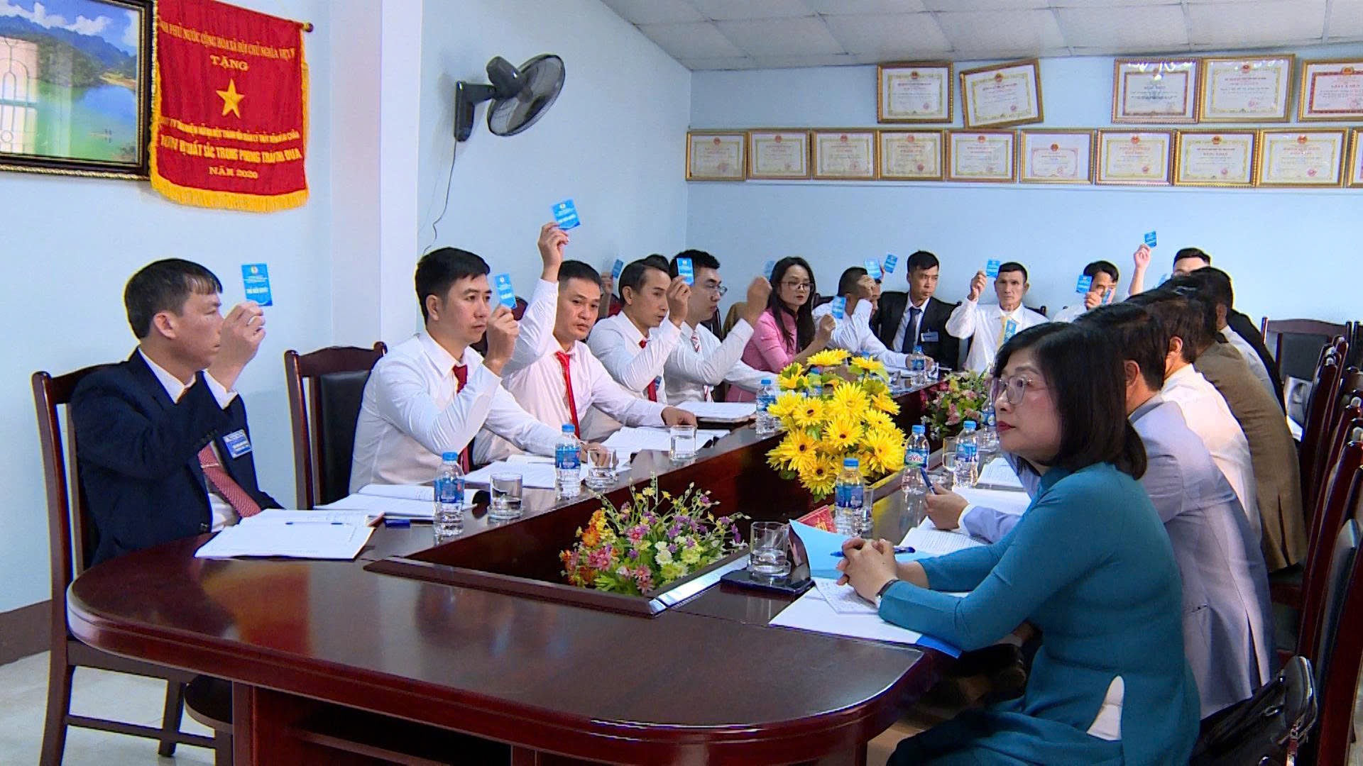 Đại biệu đại hội biểu quyết thông qua Nghị quyết 