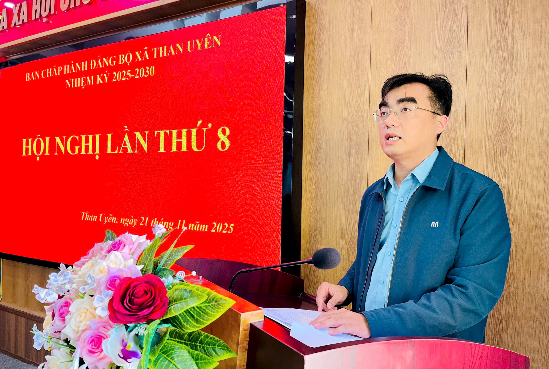 Đồng chí Phạm Hồng Thái  - Tỉnh ủy viên, Bí thư Đảng ủy, Chủ tịch HĐND xã Than Uyên phát biểu kết luận hội nghị. 