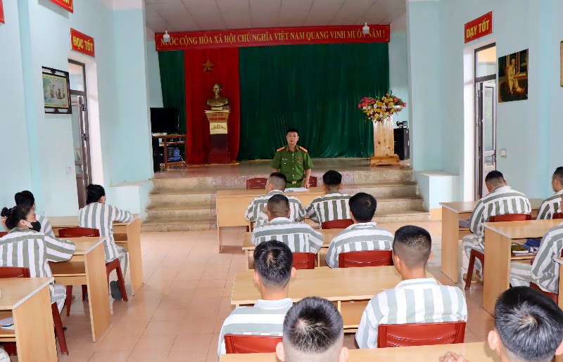 Học Bác từ những điều giản dị 