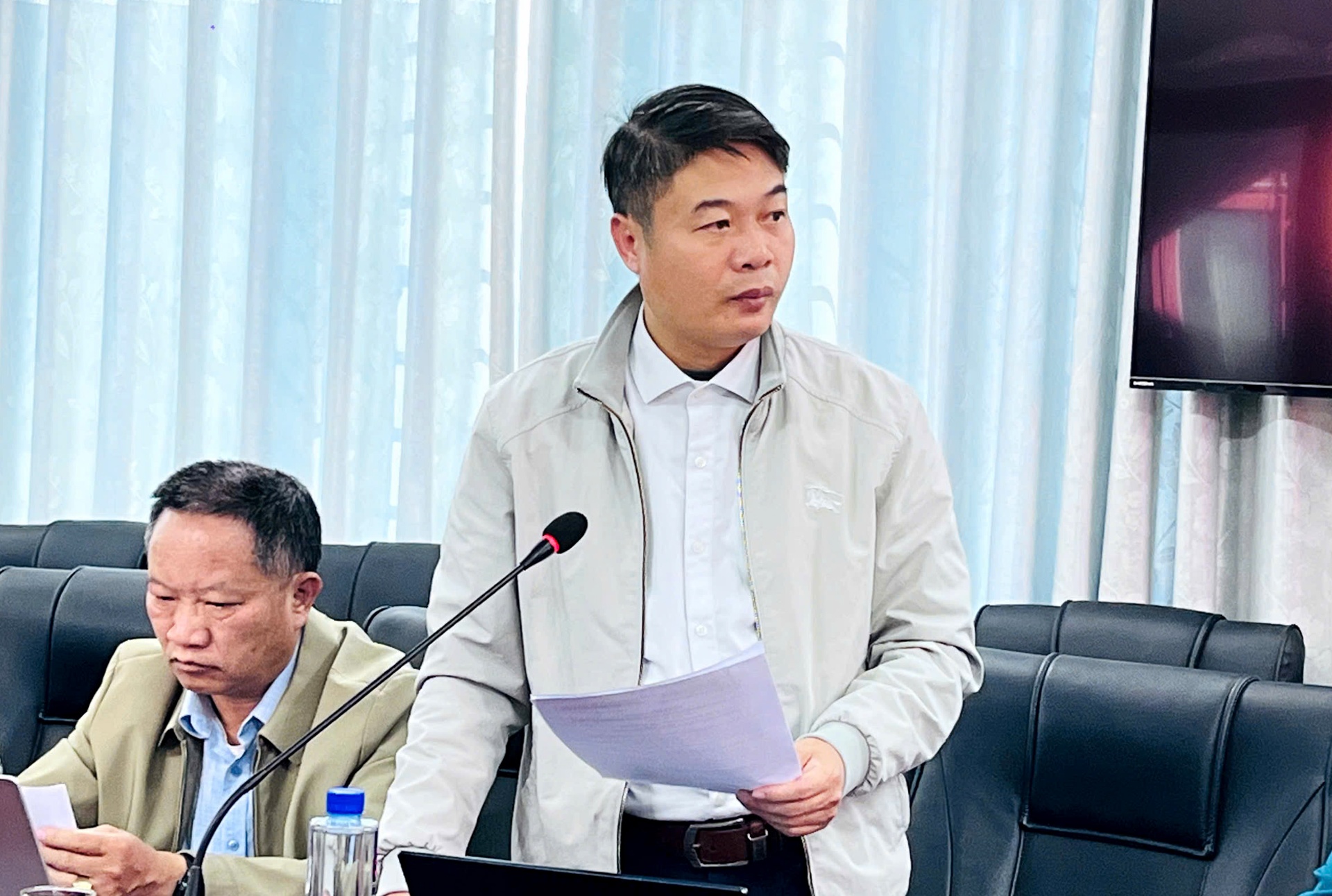 Đại biểu tham gia ý kiến tại hội nghị.