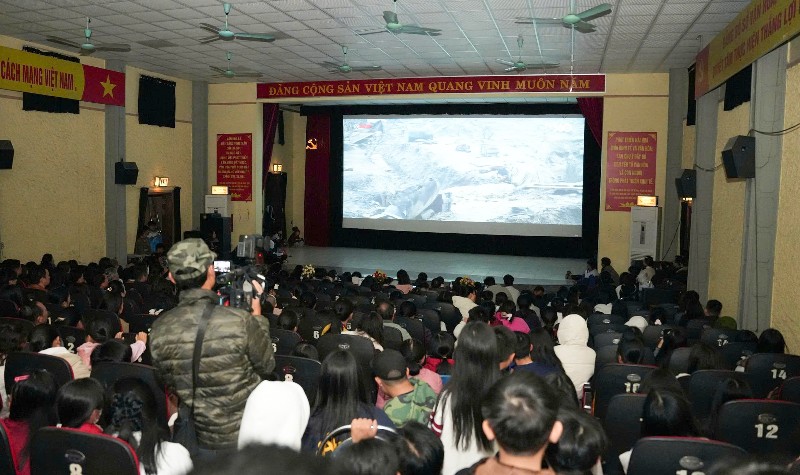 Hàng nghìn người dân Lai Châu đến rạp xem phim “Mưa đỏ”
