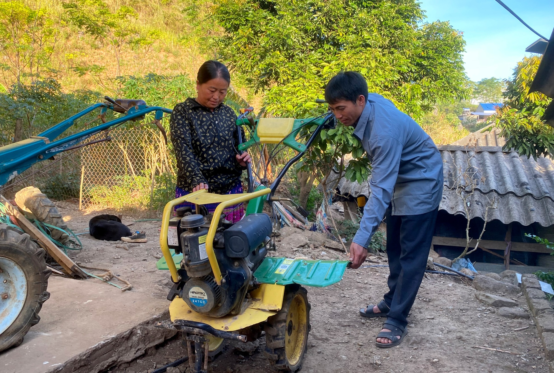 Gia đình anh Sùng A Giàng B, bản Noong Thăng (xã Mường Than) được hỗ trợ máy cày để phục vụ sản xuất. 
