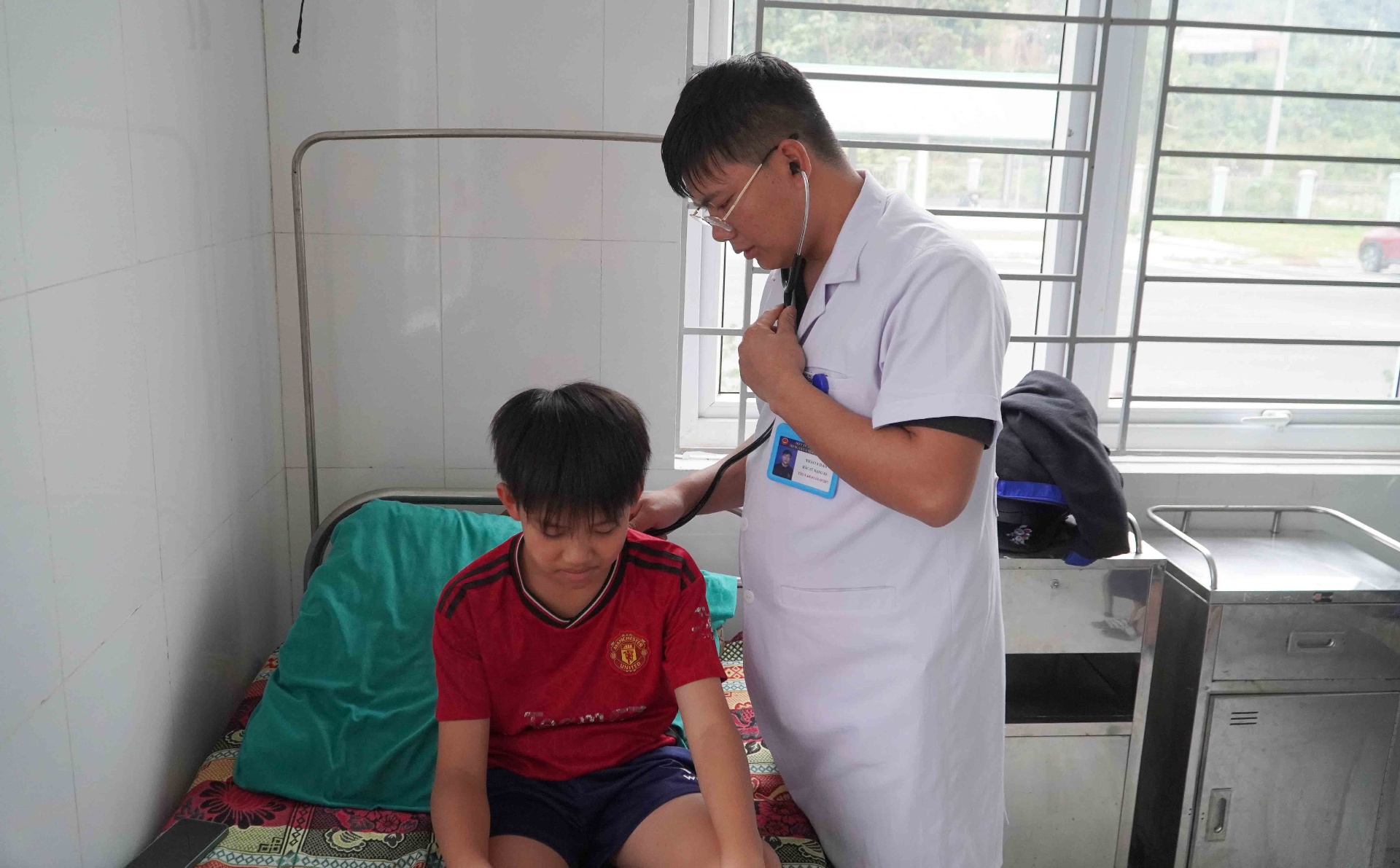 Người dân tham gia BHYT được đón tiếp, chăm sóc tận tình khi đến khám, chữa bệnh tại Trung tâm Y tế khu vực Nậm Nhùn, xã Nậm Hàng.