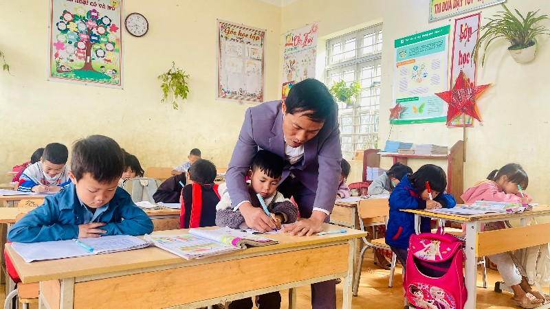 Lặng thầm đưa đò để học trò được "sáng" chữ