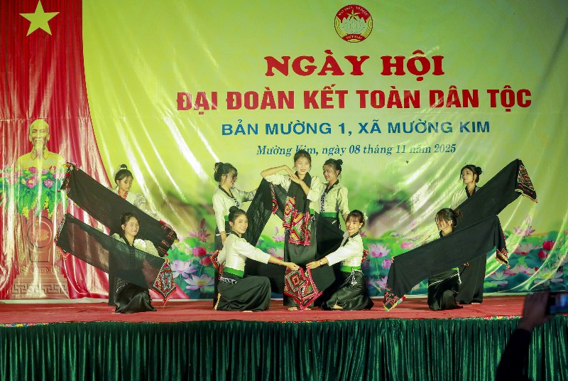 Học Bác đoàn kết, thi đua xây dựng đời sống mới