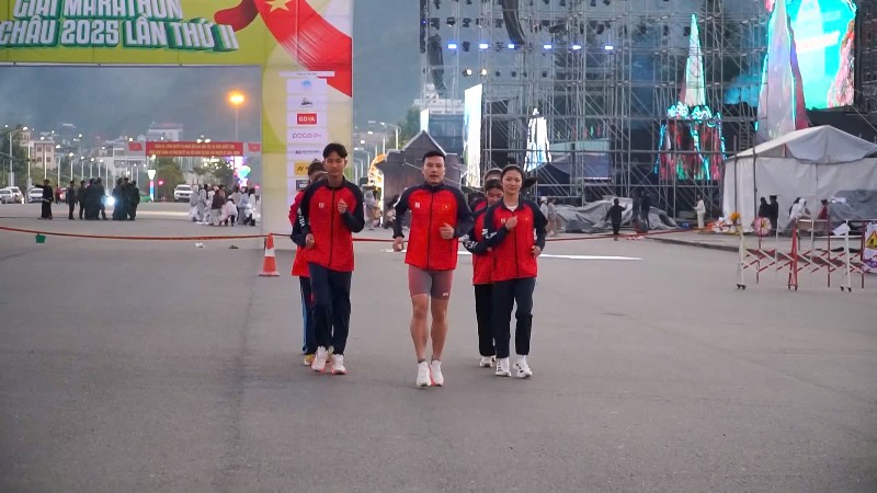 Đoàn thể thao Bộ đội Biên phòng giao lưu chạy bộ cùng vận động viên Lai Châu