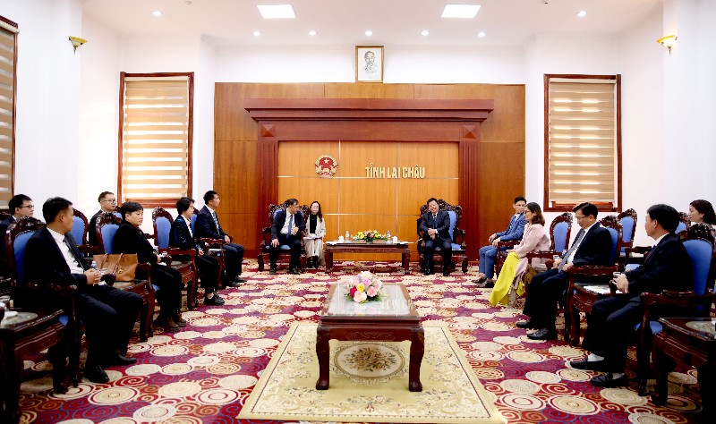 Chào xã giao Đoàn Công tác Cục Văn hoá và Du lịch Châu Hồng Hà