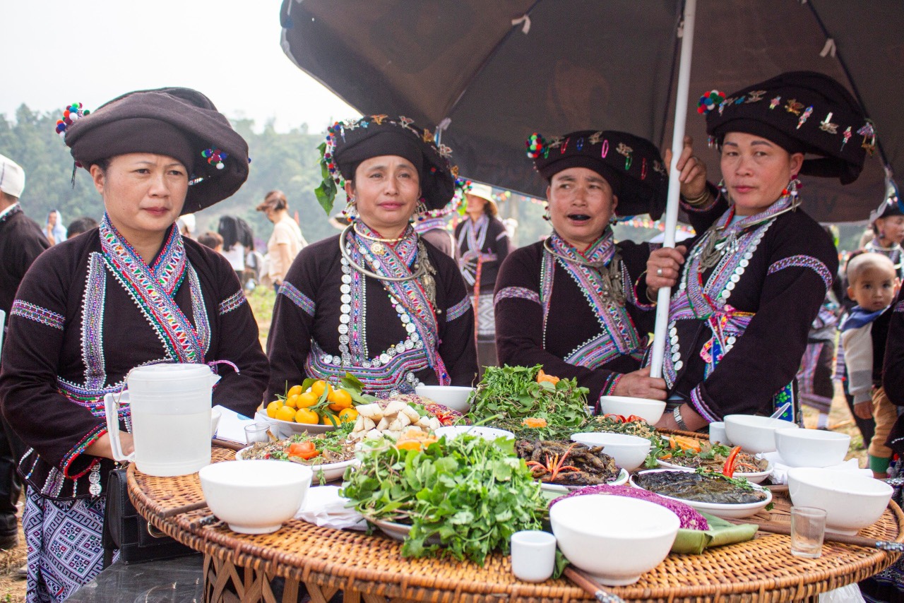 Văn hóa ẩm thực thu hút nhiều du khách đến với xã Bản Bo hiện nay. Văn hóa ẩm thực thu hút nhiều du khách đến với xã Bản Bo hiện nay.