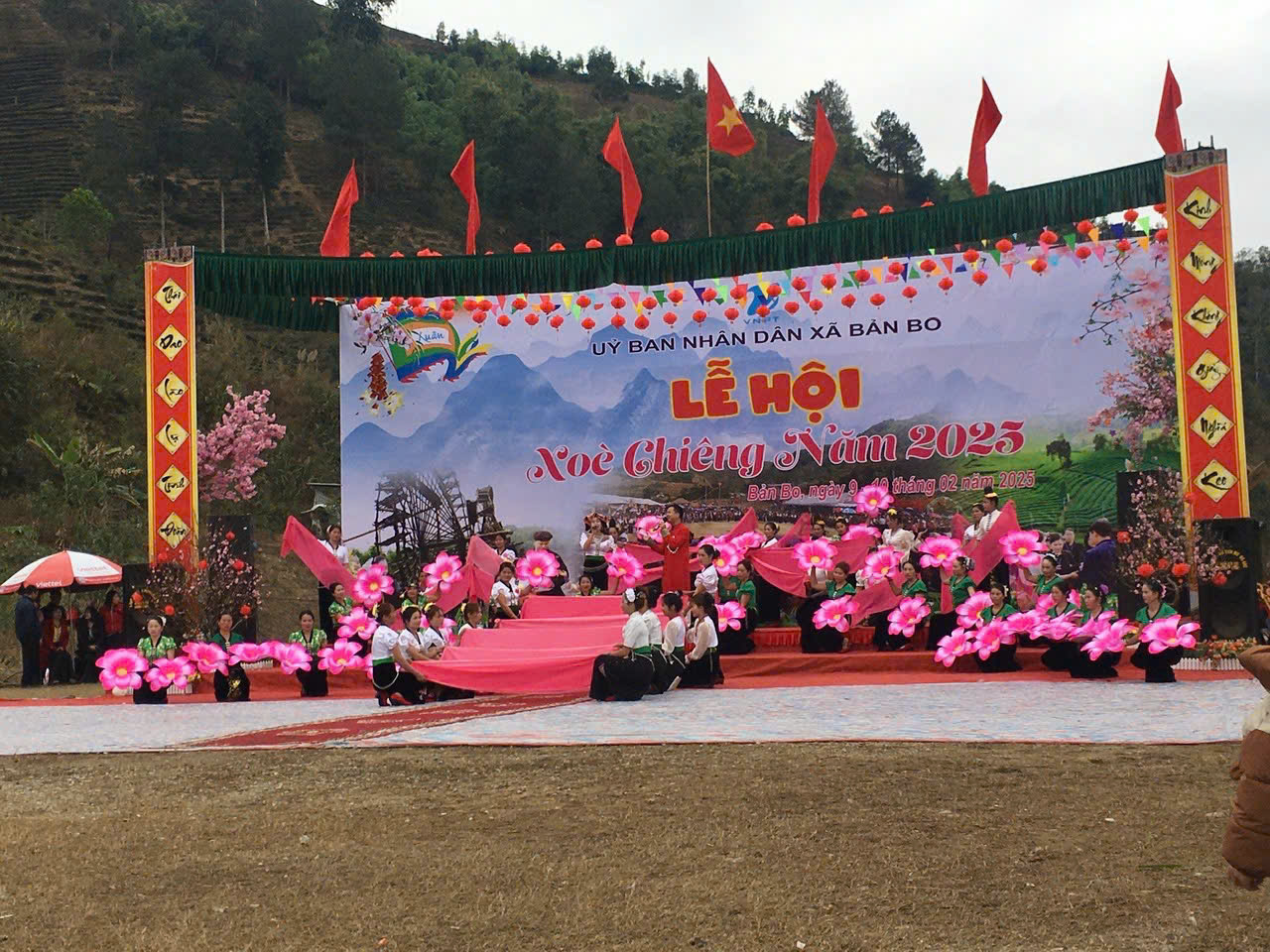 Lễ hội Xòe Chiêng, một trong những lễ hội đặc sắc của dân tộc Thái ở Bản Bo được tổ chức hàng năm. Lễ hội Xòe Chiêng, một trong những lễ hội đặc sắc của dân tộc Thái ở Bản Bo được tổ chức hàng năm.